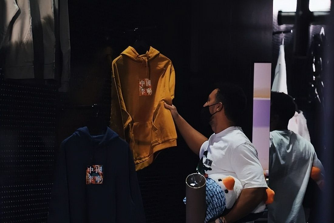 穿国货仿别的品牌丢人吗,穿名牌衣服丢人