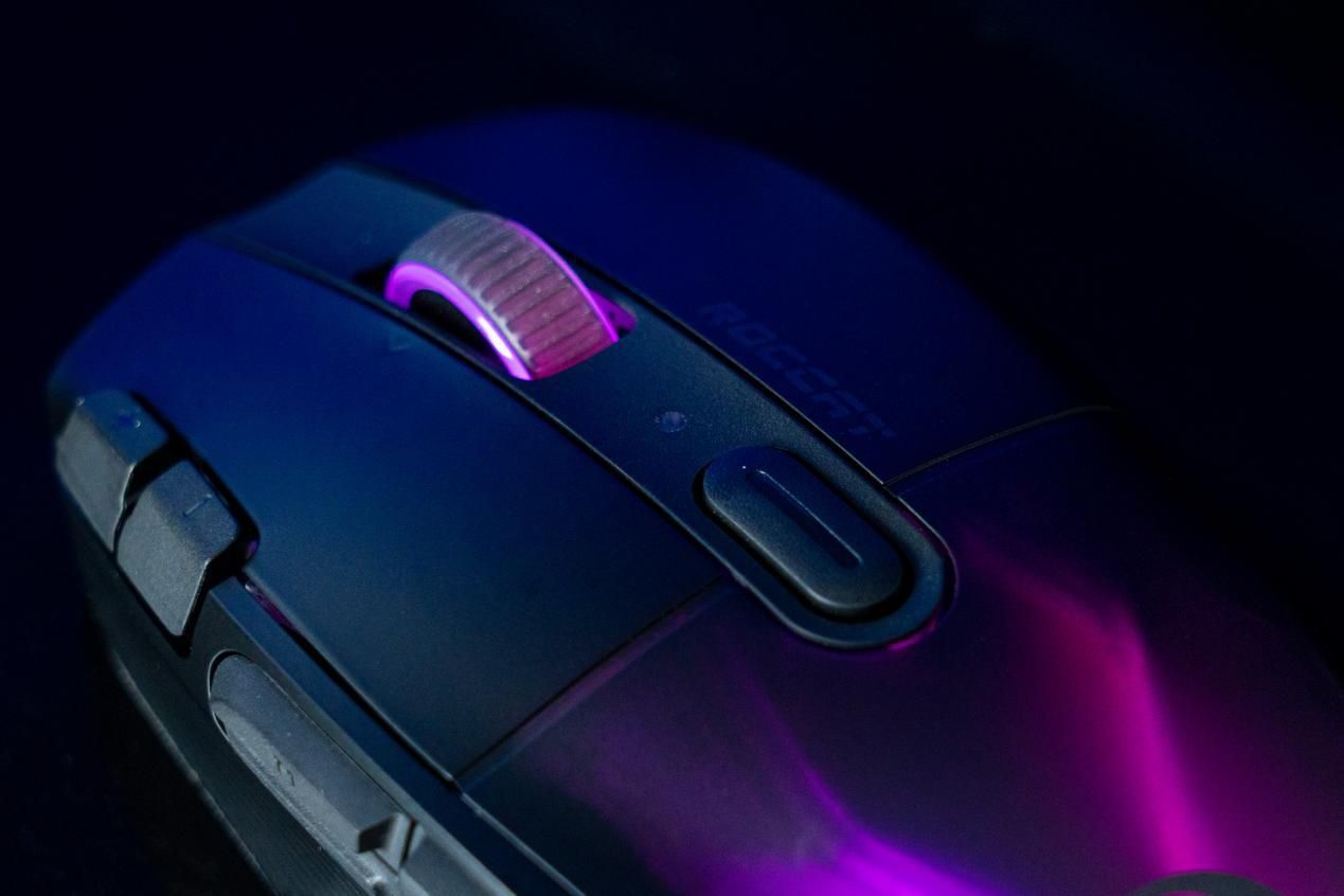 专业操控也可以很RGB冰豹KoneXPAir无线游戏鼠标体验