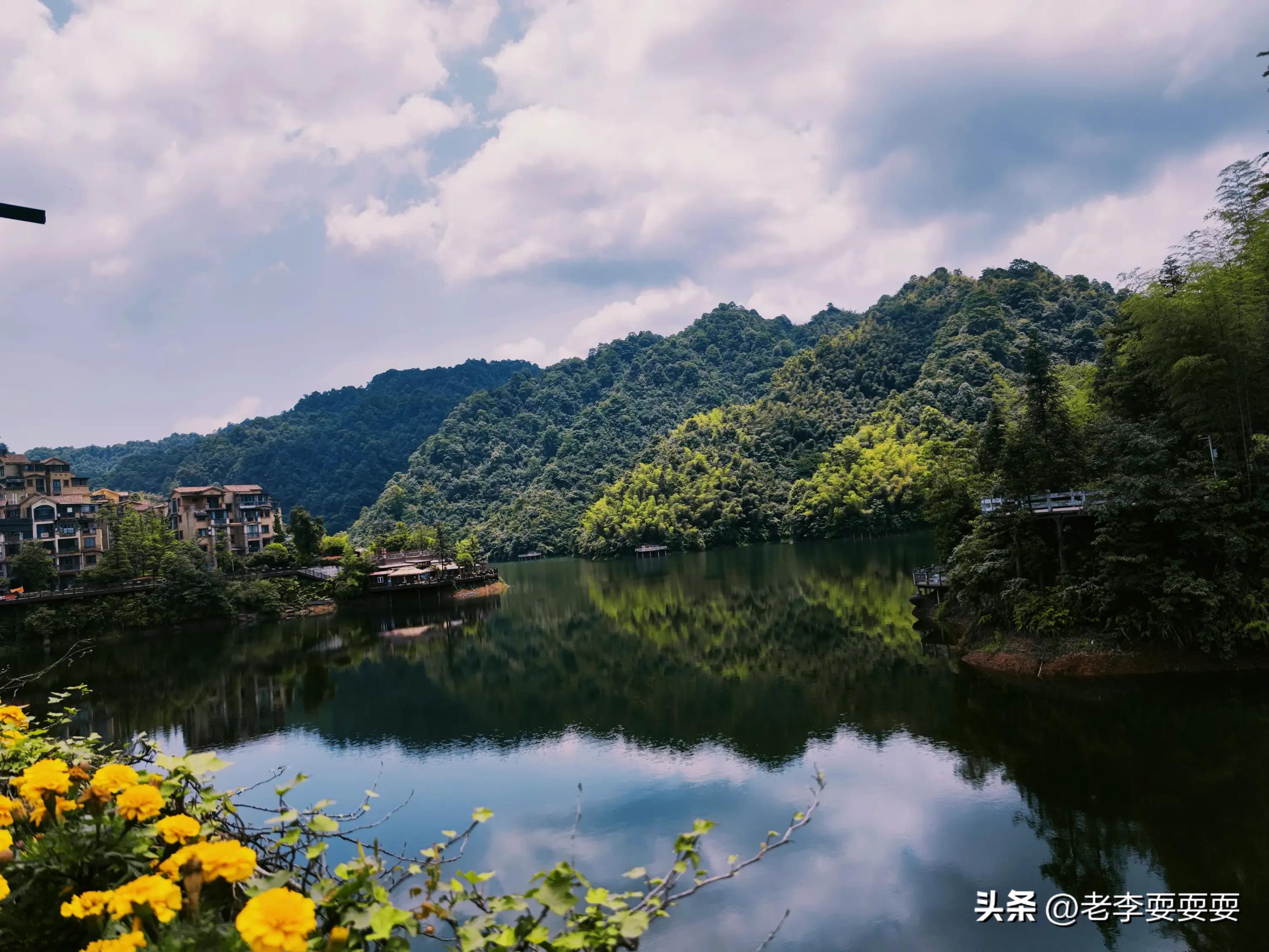 它崖、湖双拥，天然资源国内罕见，是海拔1280米之上的幸福城堡