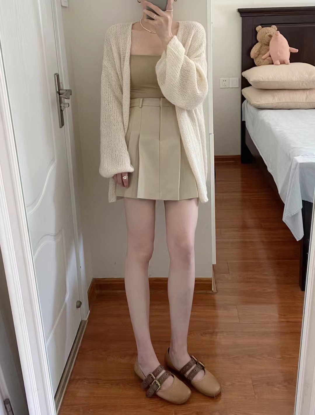 卡其色衣服怎样搭出高级感,早秋卡其色长袖衬衫外套高级穿搭