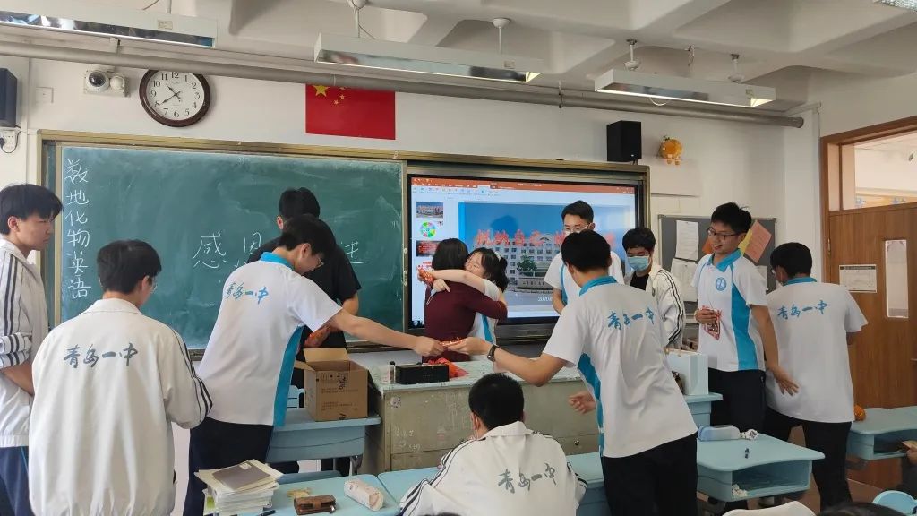 刚刚，青岛5万多勇士霸气走进战场！少年，此去何求？夺盛名、拔头筹、争魁首、独占鳌头！