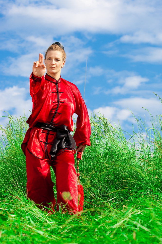 海外轶事：中国大叔打败跆拳道高手扬名俄小镇，娶小镇最美女孩