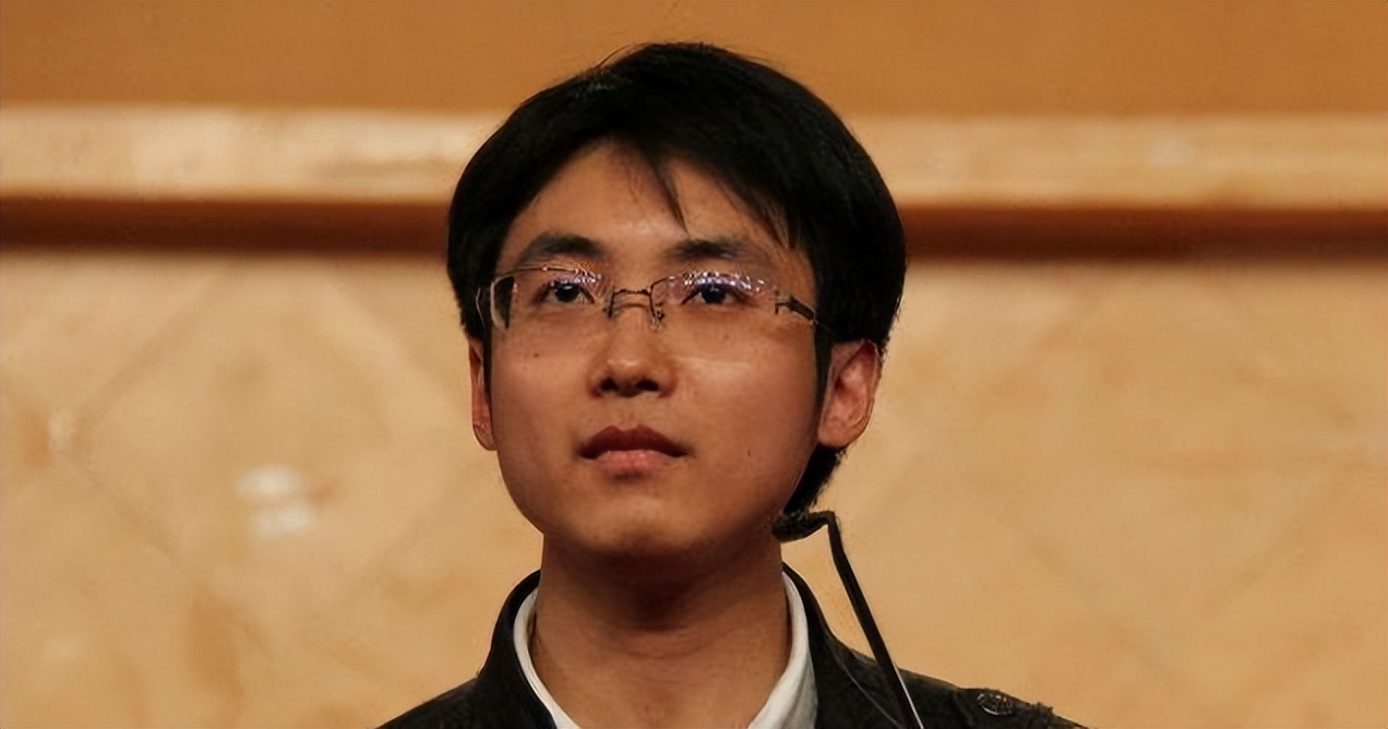 浙江小伙背着母亲上学，成全国道德模范，为何却变性参加选美大赛