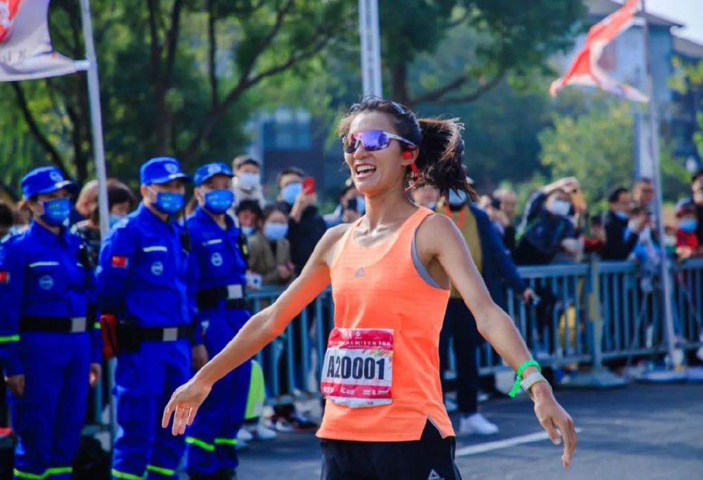 冠军的故事10个字,冠军的励志故事