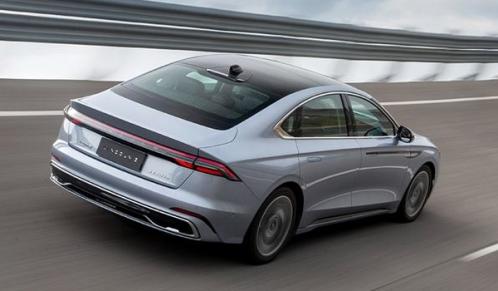 林肯大陆和奔驰c哪个好,林肯Z和奔驰e300对比