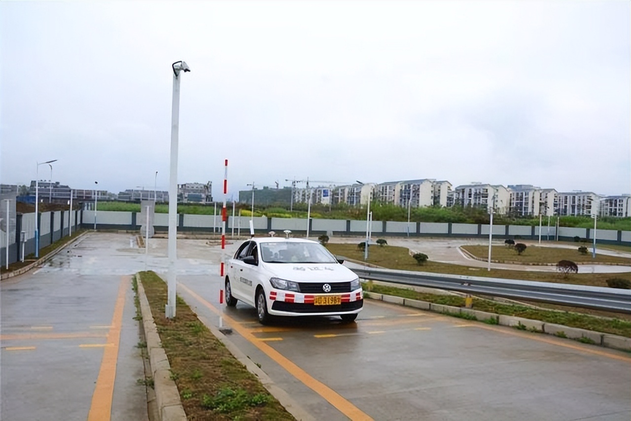 驾校vip班教练态度,驾校教练态度恶劣可以退学费吗