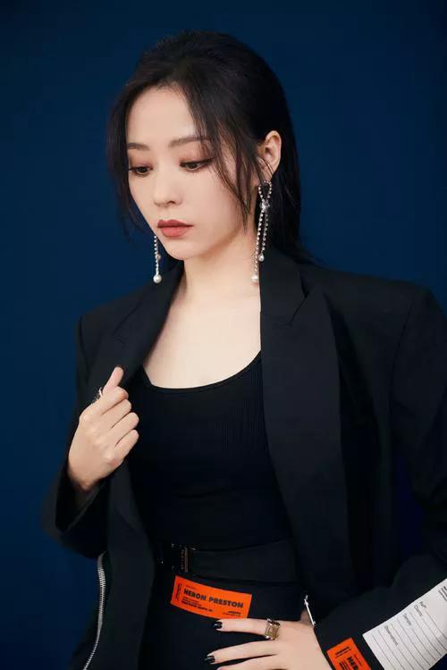 上演*妇熟**的诱惑？张靓颖将暴露当性感，海豚音公主沦为夜总会公主