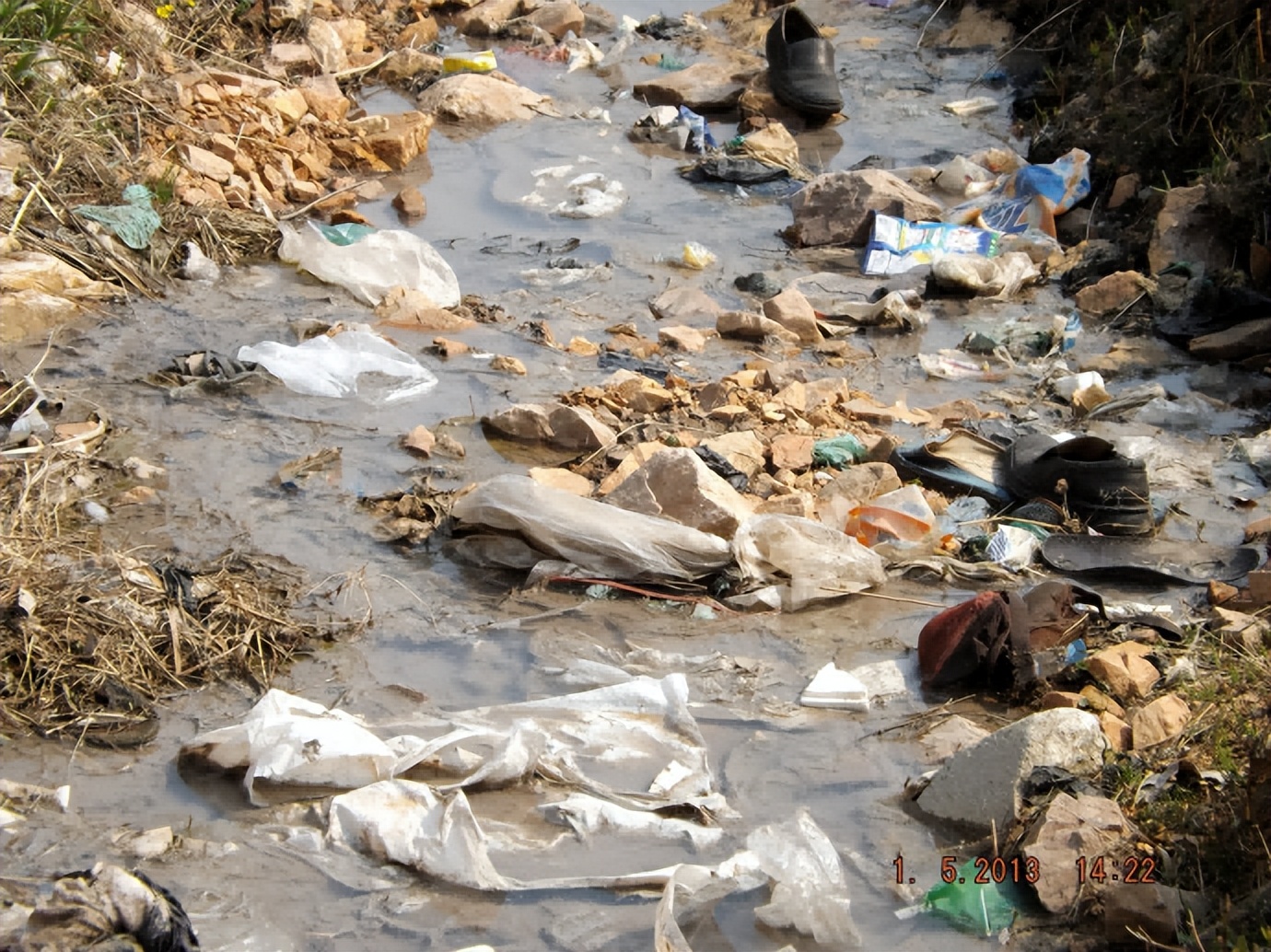 农妇洗衣服,农妇河边洗衣服引争议