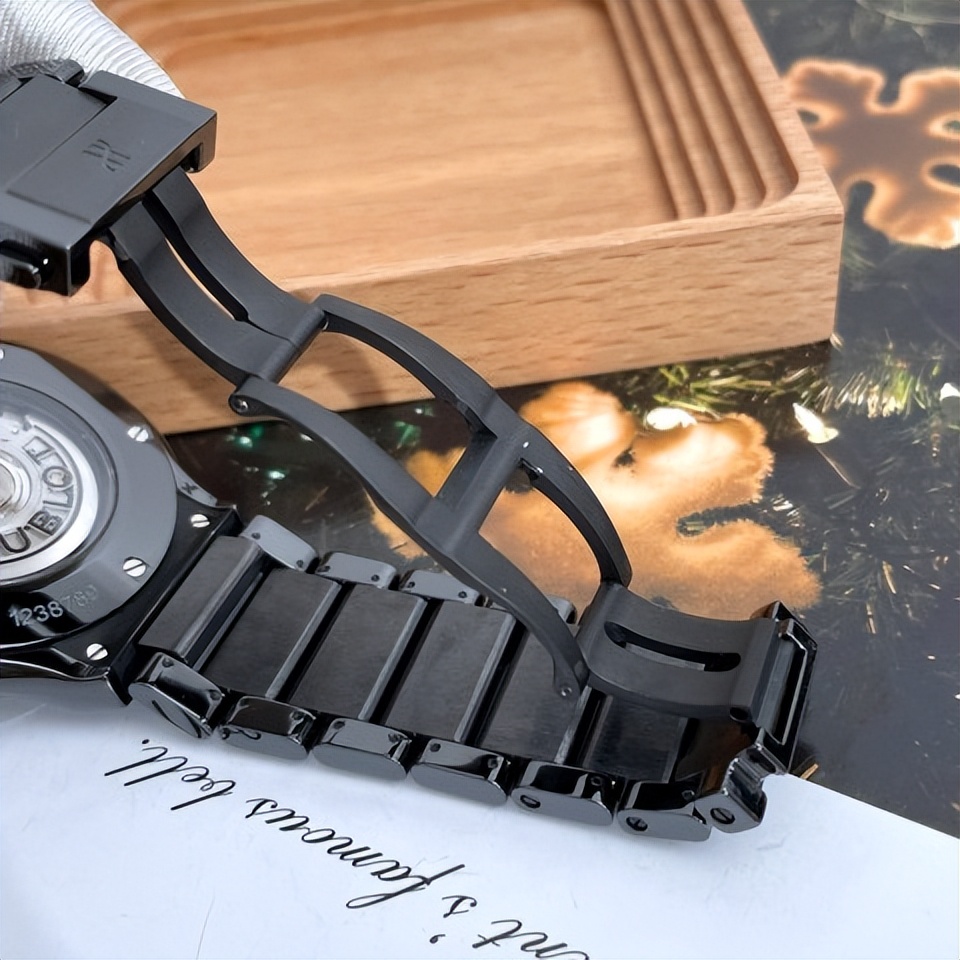 宇舶手表橡胶表带怎样更换 (宇舶手表表带怎么扣)