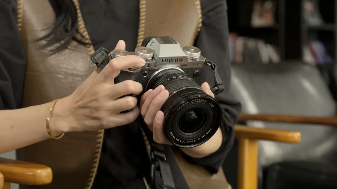 富士x-t5等四款相机迎来固件升级,富士x-t5对比富士gfx100s