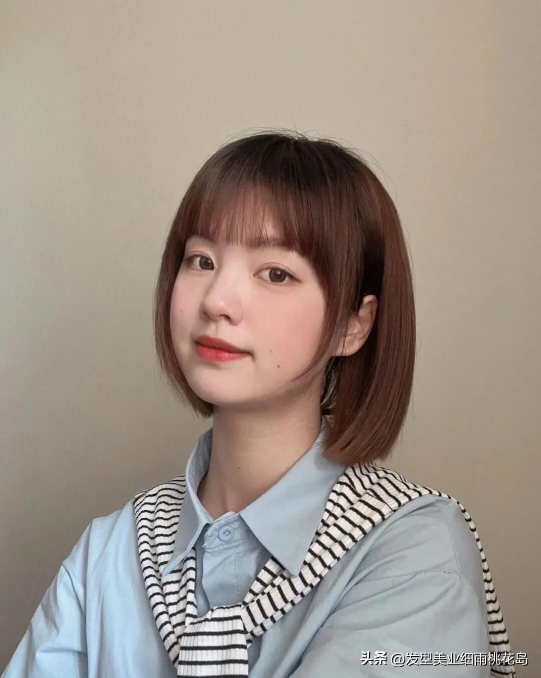 眉上刘海短发发型,短发八字刘海发型