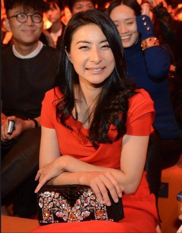 郭晶晶卖货直播,郭晶晶要自己赚钱养家吗