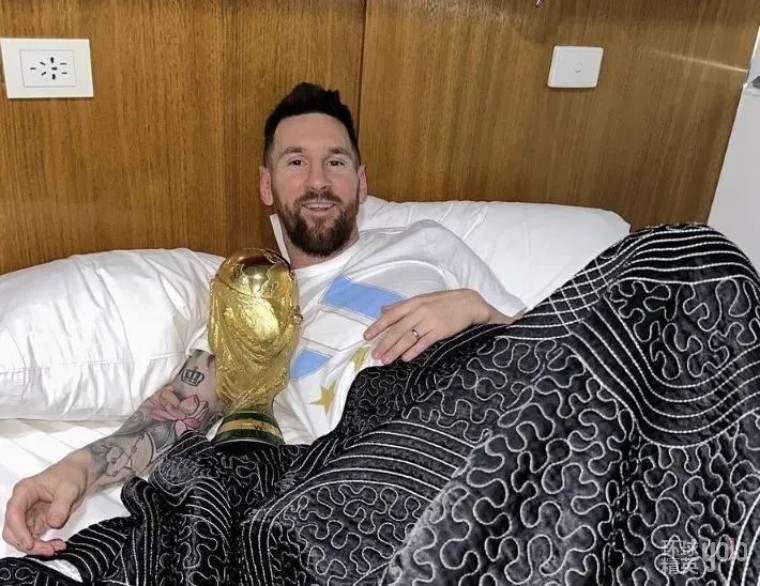 梅西和他的老婆赛后坐领奖台,梅西夺冠和妻子拥抱