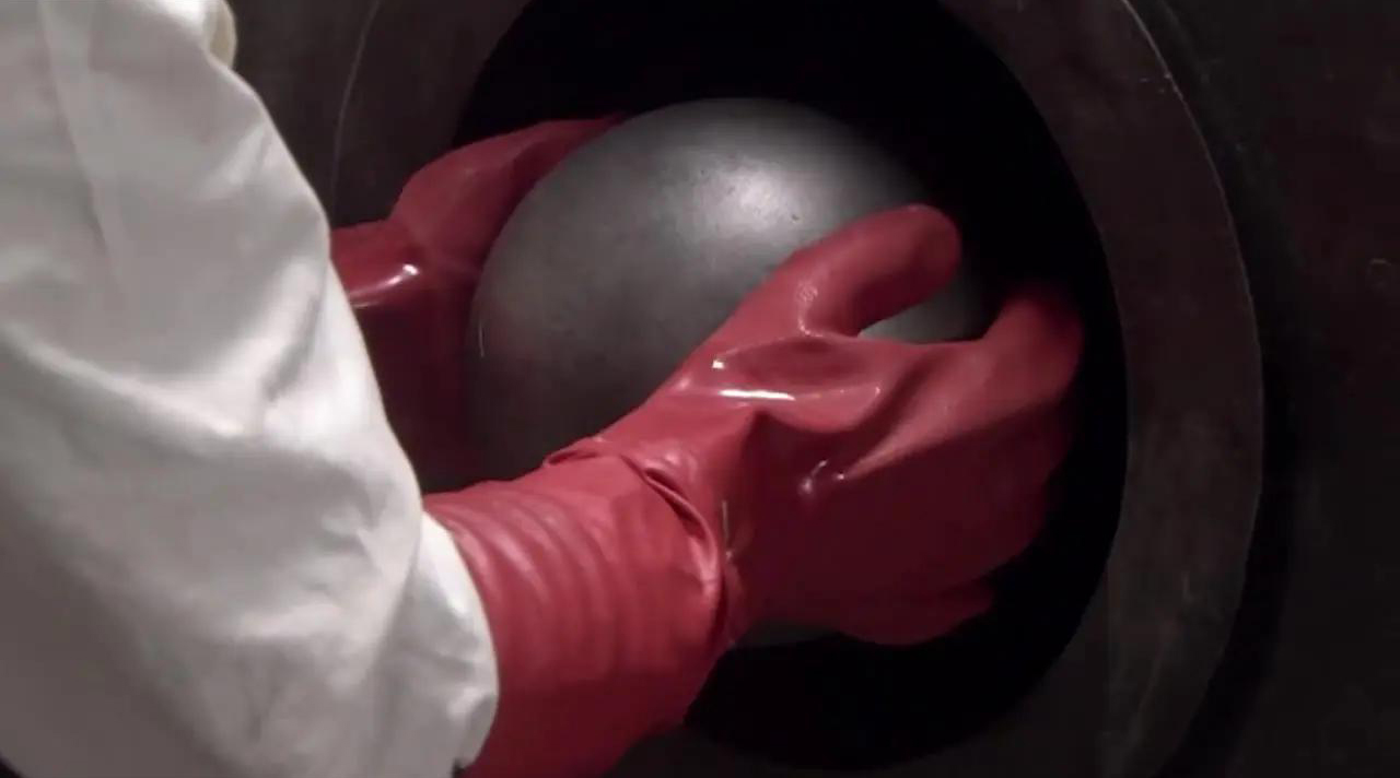 喝1500瓶镭元素死后骨头发光,因喝镭而惨死的人