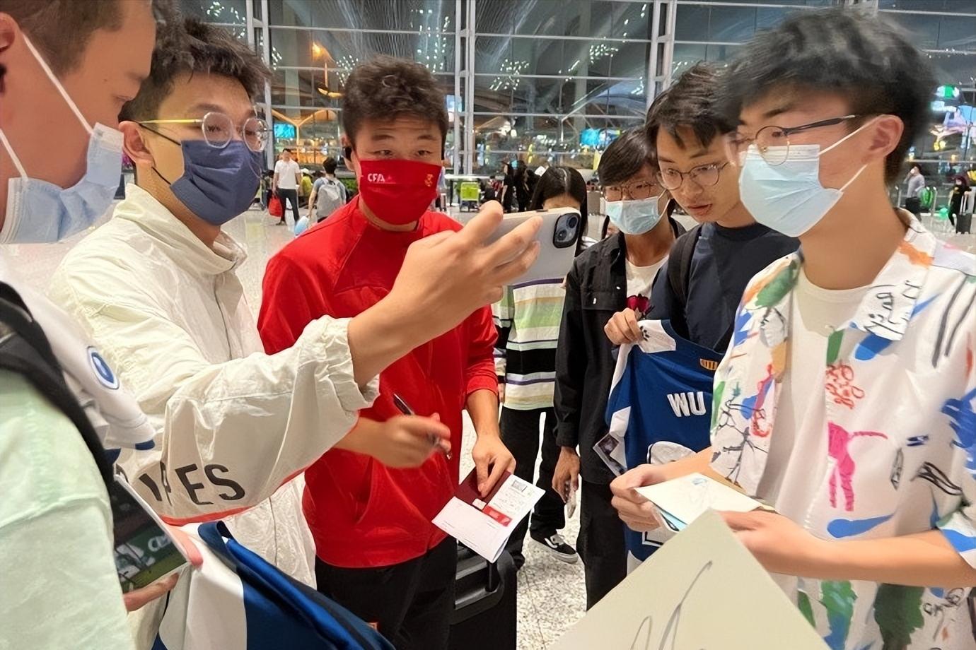 武磊赛后为到场球迷签名,武磊回国球迷完整视频