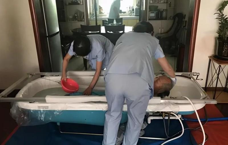 入户助浴师,失能老人享受免费助浴