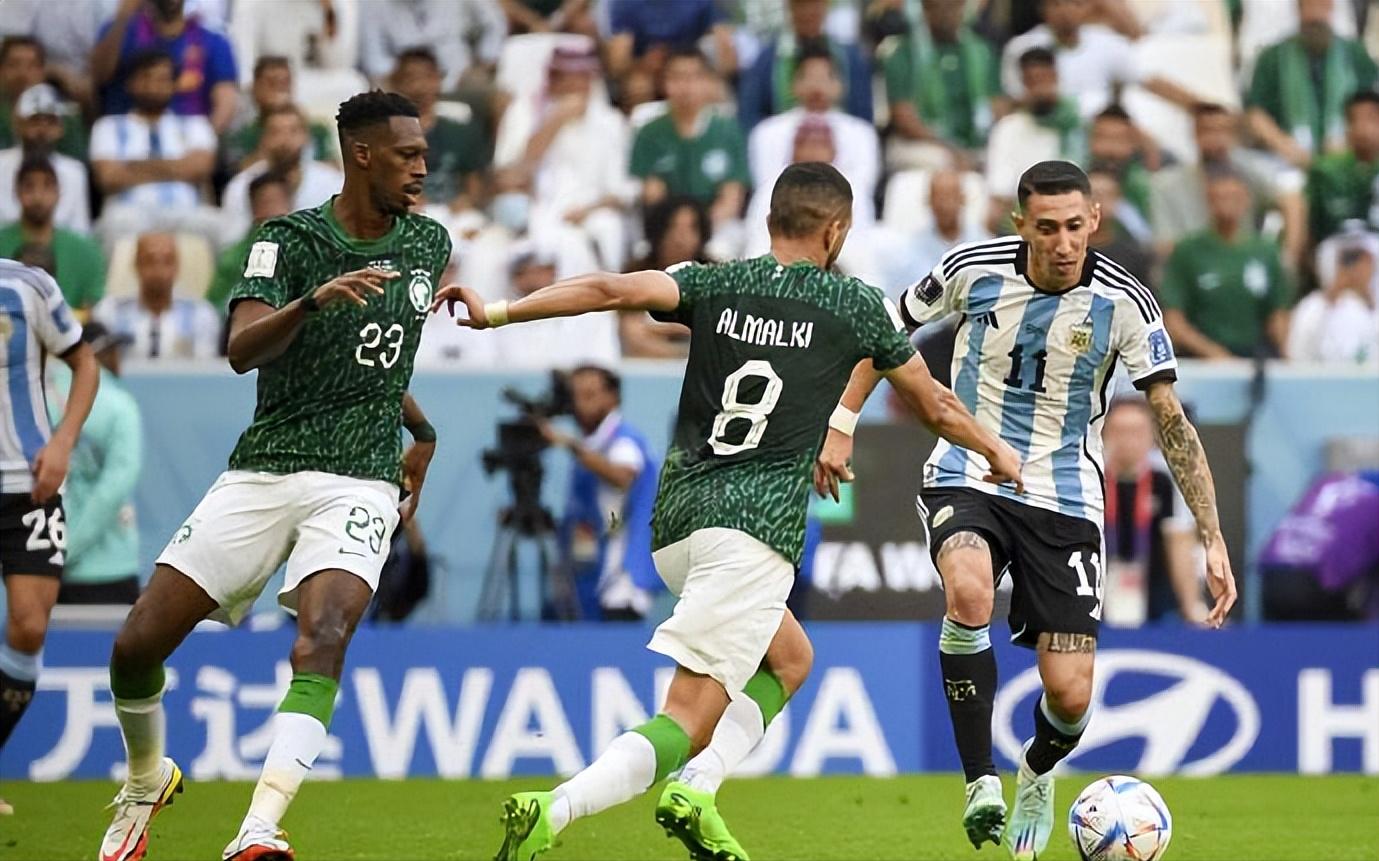 什么是越位犯规的基本规则,什么是越位足球比赛