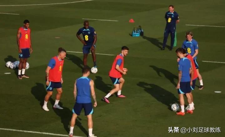 邮报：英格兰队选择保持英国时差作息；为开球时间改变习惯