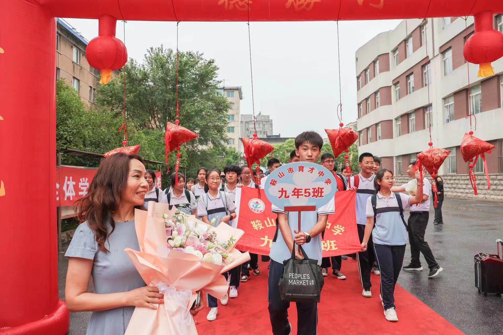 一举高“粽”!“花式”送考拉满中考仪式感