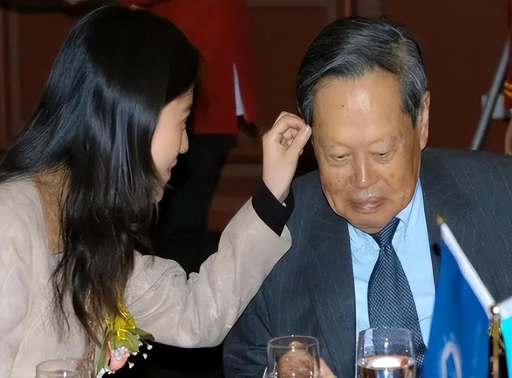 翁帆13年前嫁给杨振宁的原因,翁帆嫁给大自己54岁的杨振宁原因