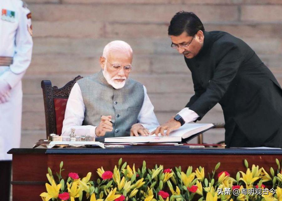 一架飞机花12亿美元，被外国轮着坑，印度是如何成为*火军**韭菜的？