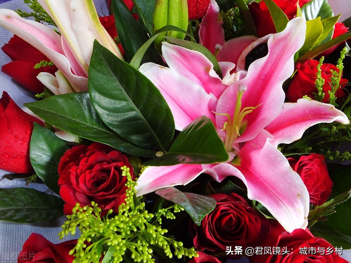 湖北宜昌：情人节，商家为顾客定制的鲜花温馨浪漫，含情脉脉