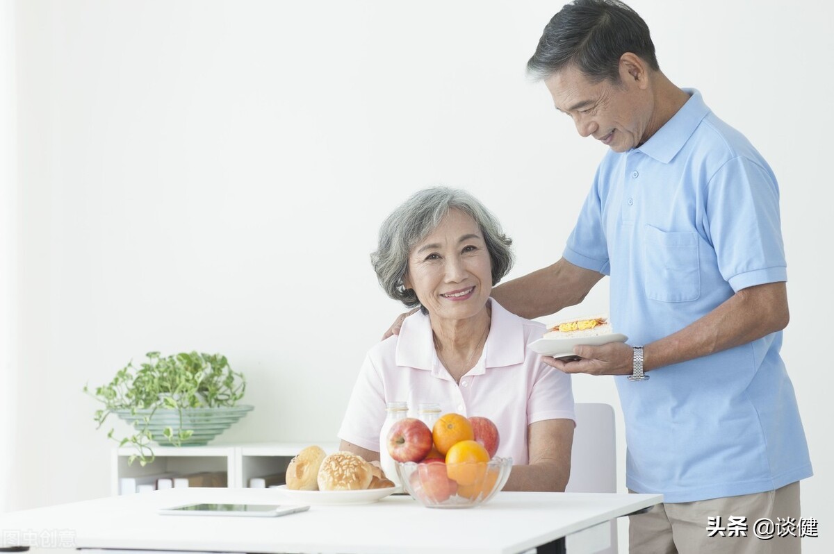 老人不喝水怎么补水,老人喝不下水如何补水