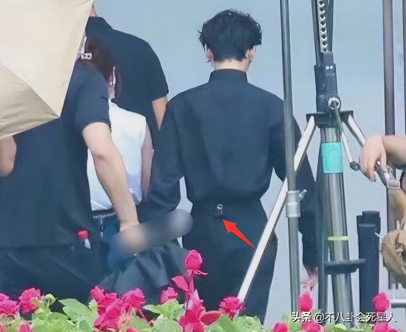 长腿、细腰、翘臀，女星拼命想要的身材，咋就长在了这些男星身上