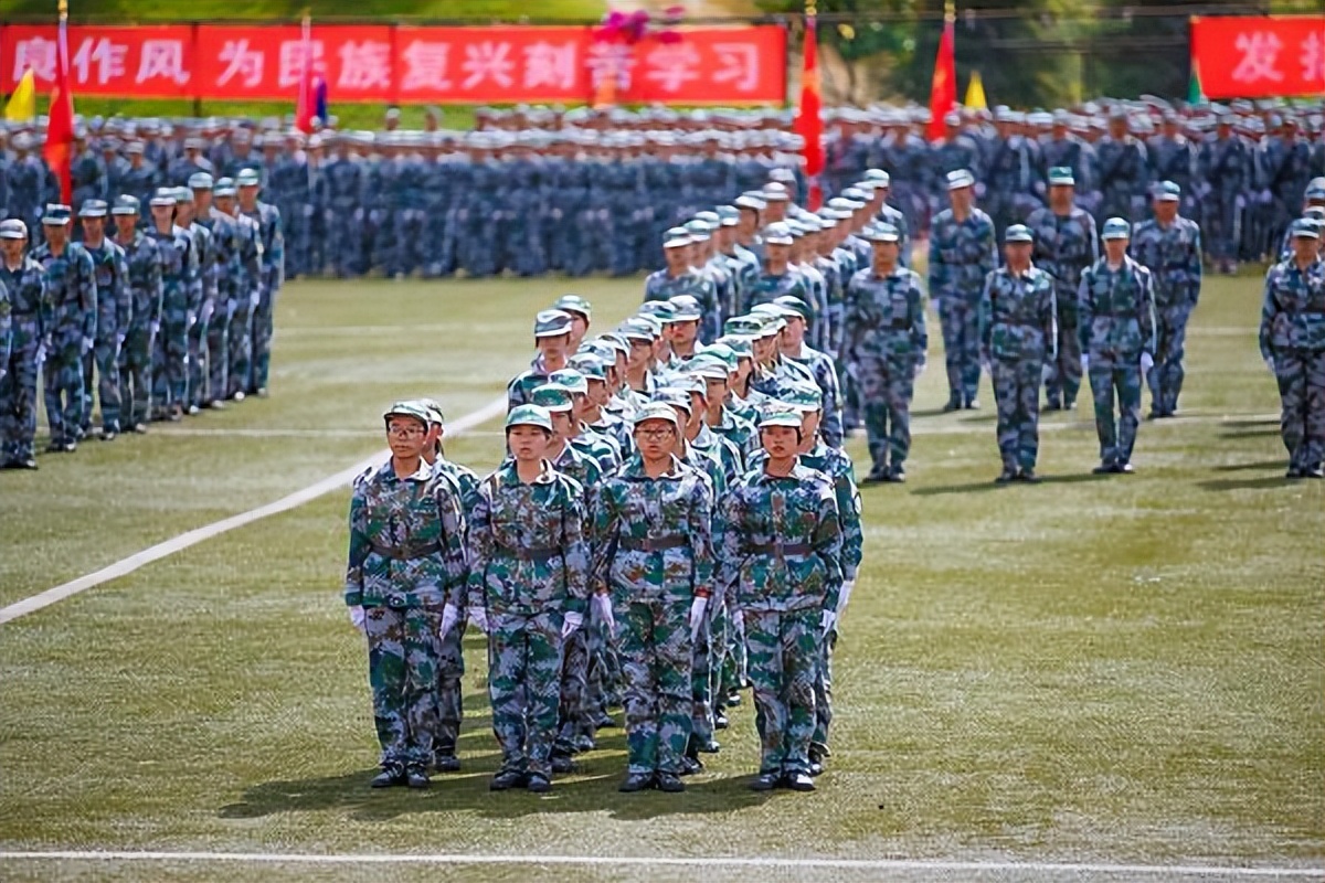 女大学生透明军训服引发争议,学生吐槽军训服薄且透光原视频