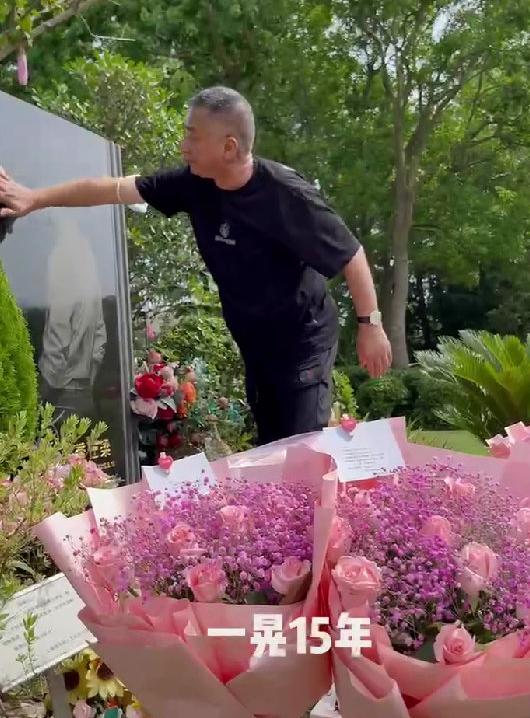 乔任梁去世前为陈乔恩准备的礼物,乔任梁去世三周年陈乔恩探望