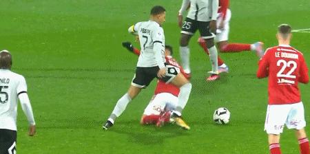 梅西300次助攻创纪录，姆巴佩队史射手王，大巴黎空有数据没欧冠