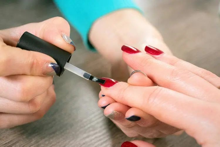 为什么指甲有横条纹要怎么解决,指甲上有竖纹是什么病的前兆吗