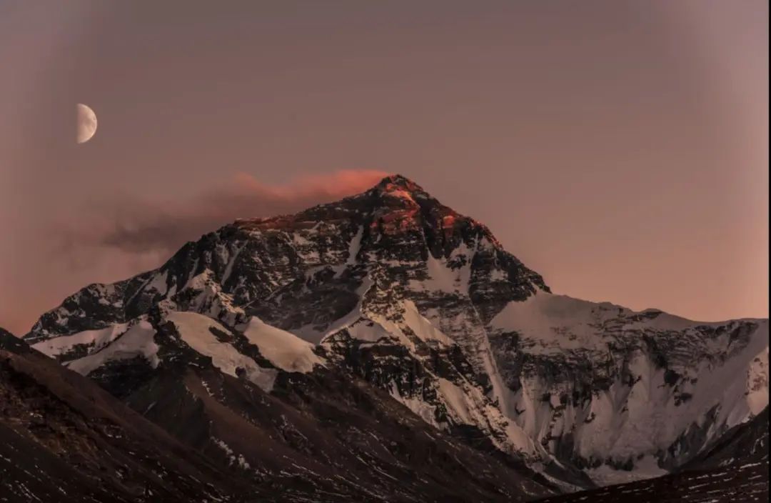 珠峰顶部发现微塑料,珠峰救回的刘群英