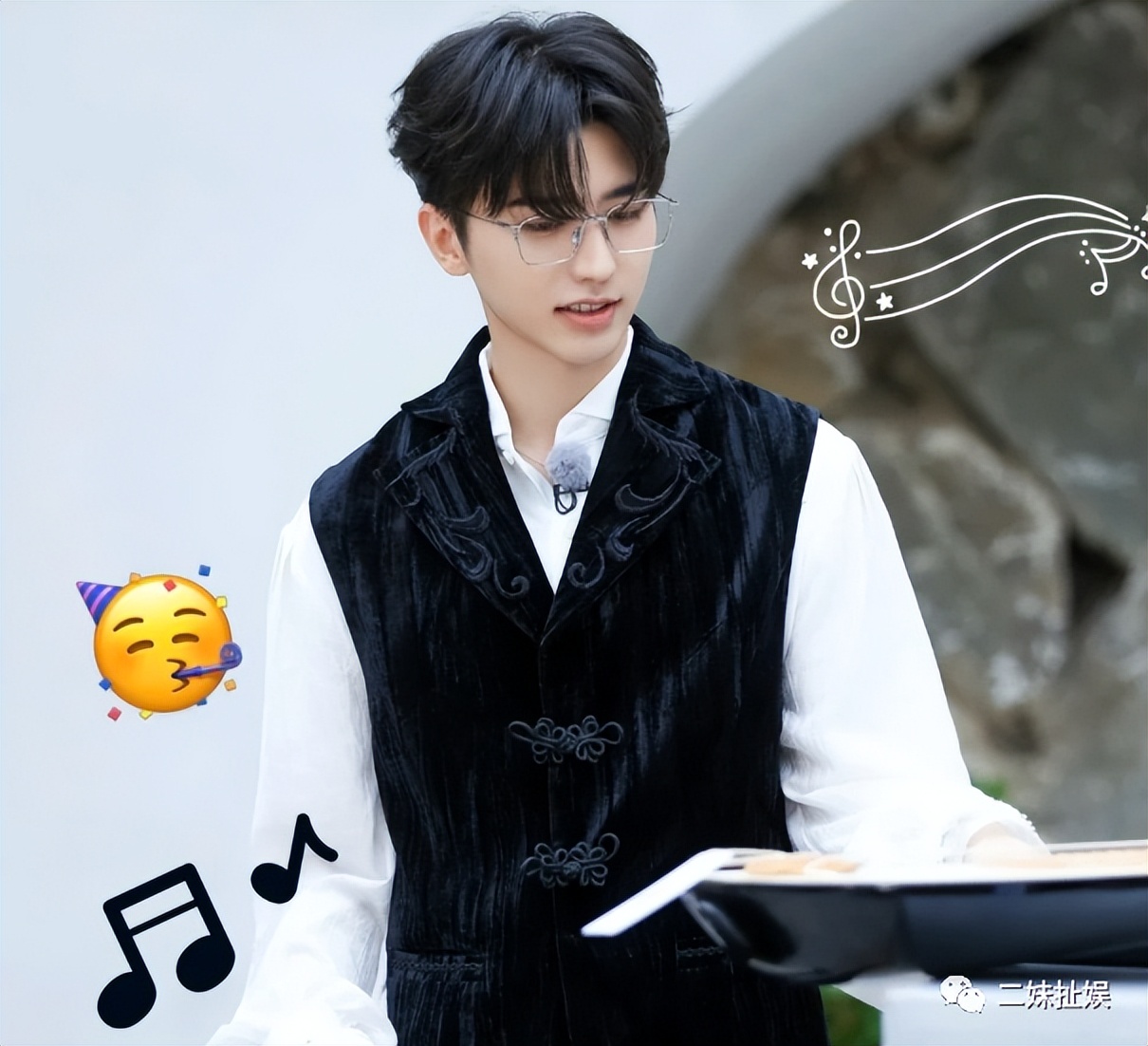 蔡徐坤遭到前公司爆料：花费1.5亿韩元整容，并晒出对比图