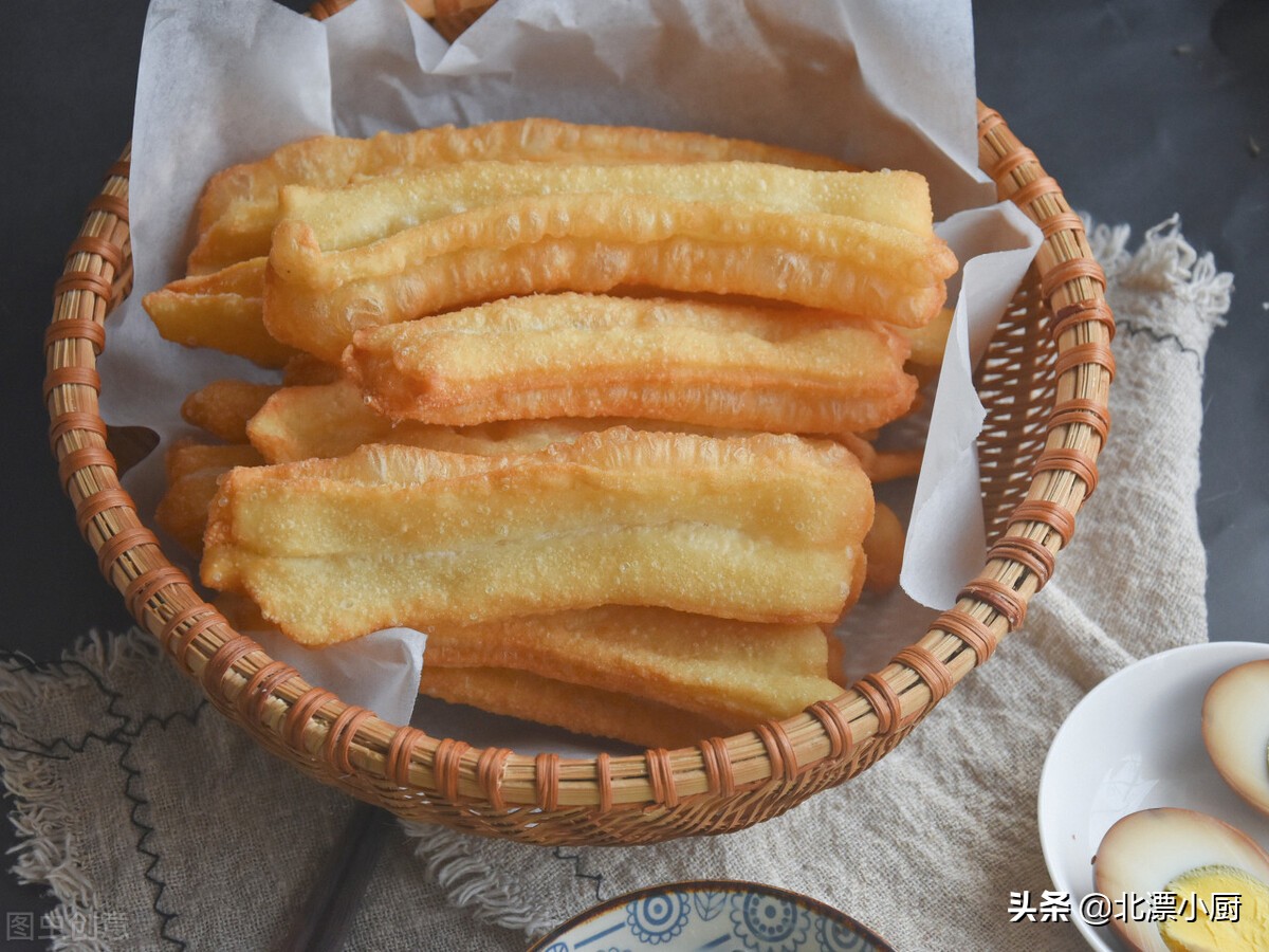 自制油条的简单做法晚上和面,自制小油条简单做法用什么水和面