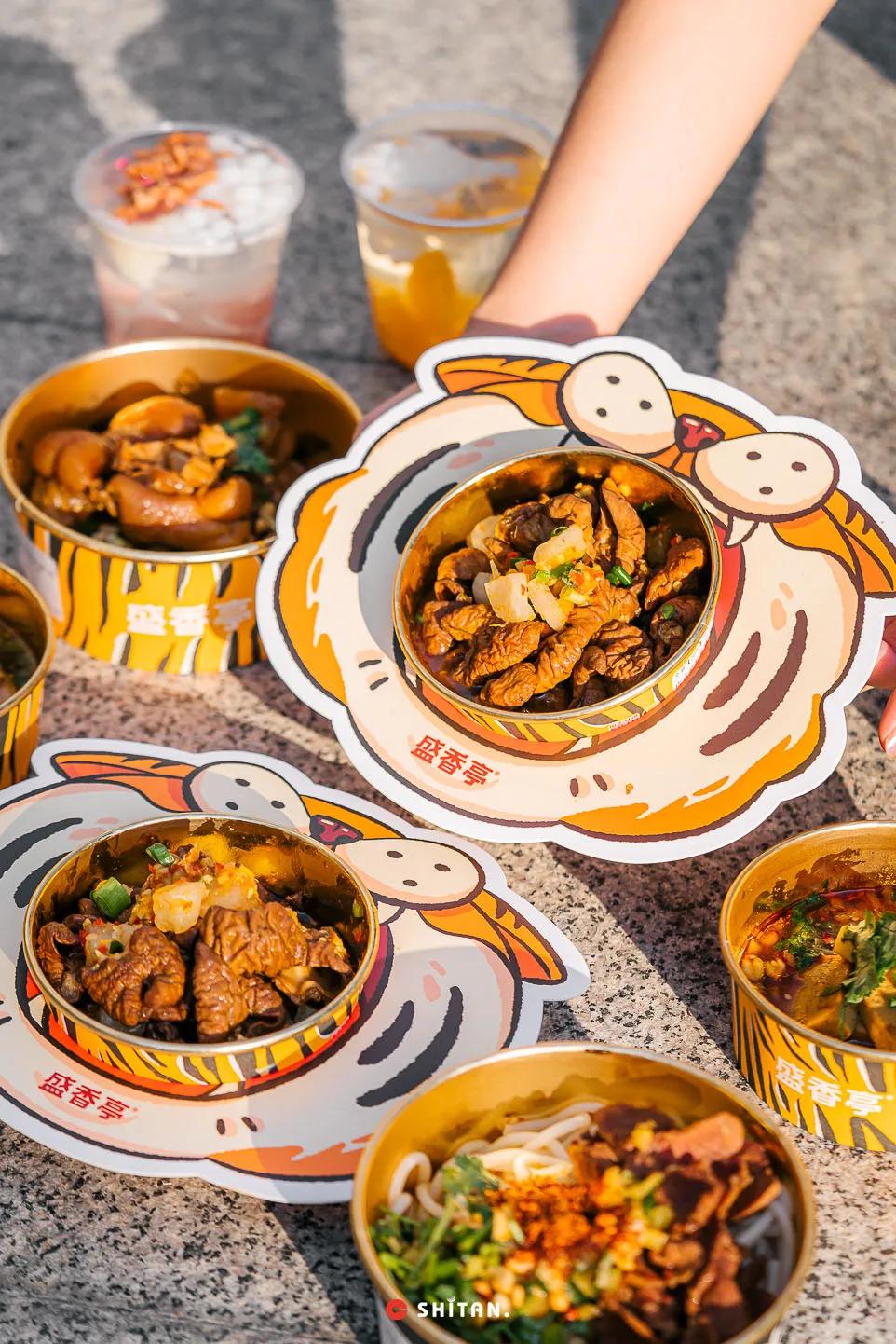 被套头了，「炸卤虎皮肥肠王」来了