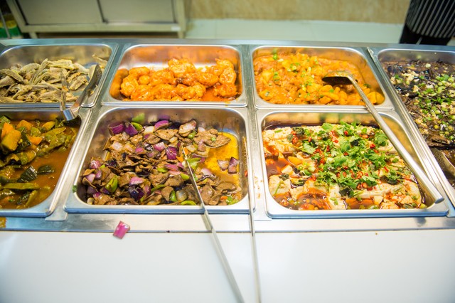 小伙做夜宵摆地摊干到300平的大店,80后小伙开夜宵店年赚200万