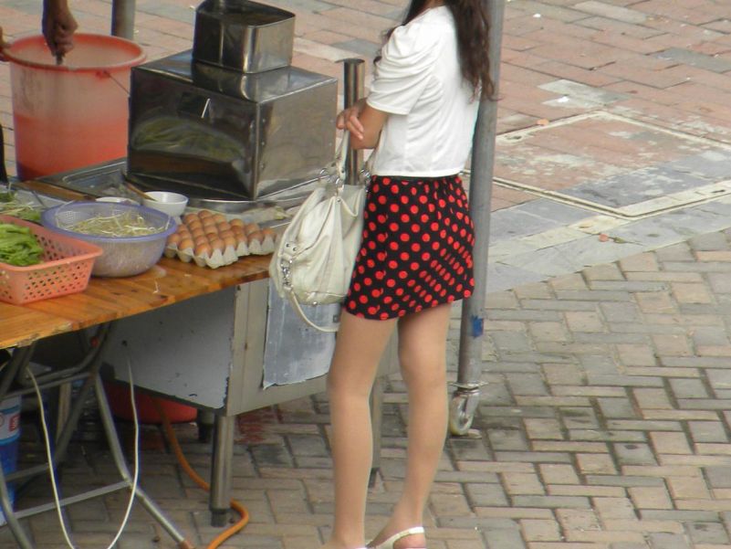 美少女在街边买肠粉，背影漂亮，让路人流连忘返！