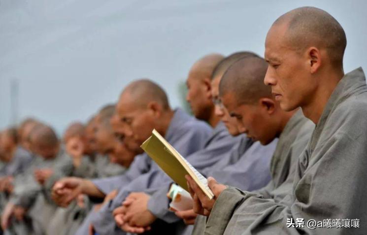 越南老人行善20年,越南一名俗家和尚长出超长耳垂