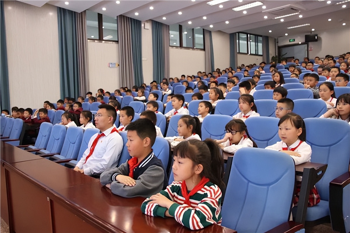 东山国际小学副校长邬超应告诫队员们为自己撑起一片安全的蓝天