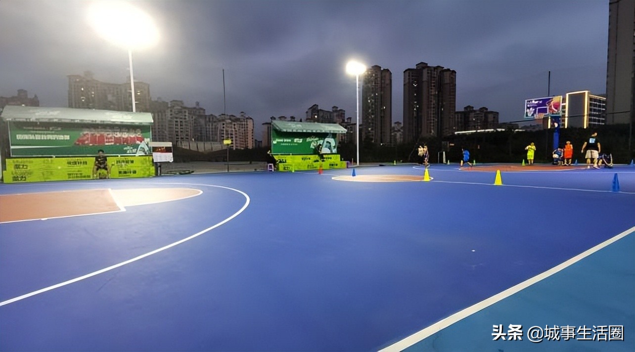 飞盘运动正悄然俘获年轻人的心,足球场地内玩飞盘