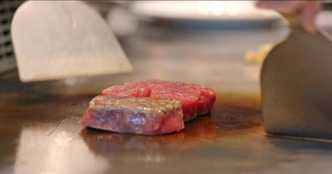 燃情铁板万物烧，烈焰闻香识味趣