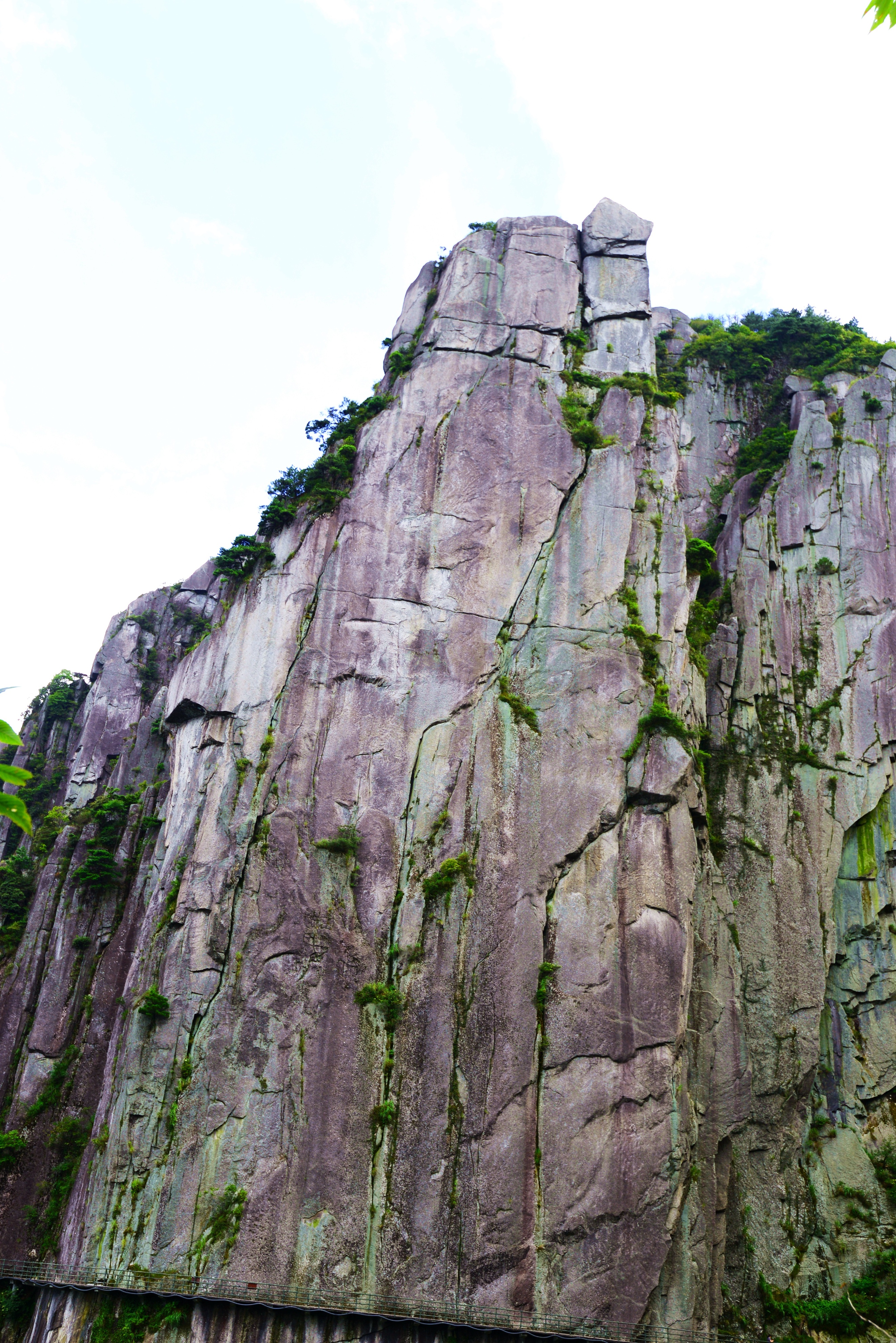 羊狮慕与张家界哪个好,江西明月山和羊狮慕哪个更值得去