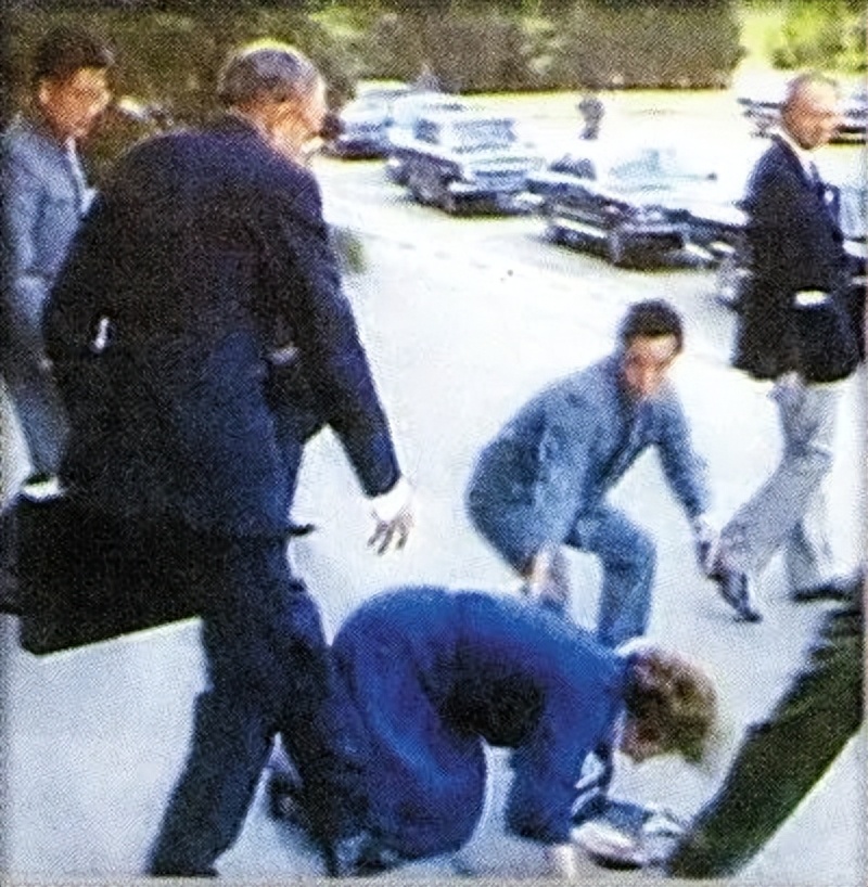 1982年，*小平邓**在谈判桌上对撒切尔霸气表态，撒切尔：残酷