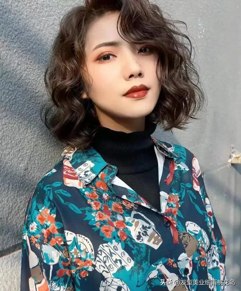 短发微烫显气质的图片,短发烫显发量多