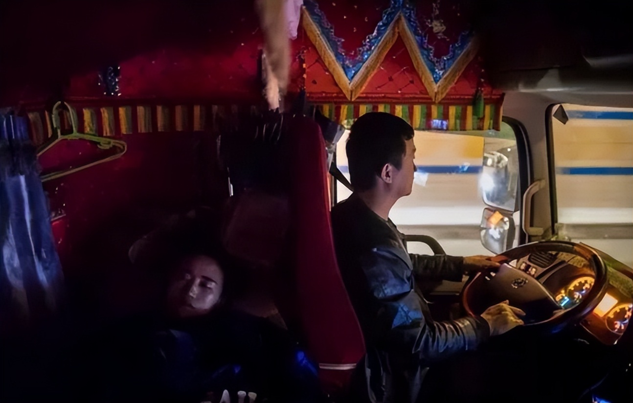 90后夫妻俩卡车司机记录生活,安徽90后卡车小夫妻