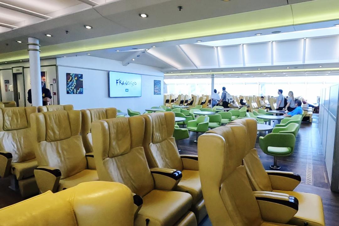 花了6000元在海上吃西餐,花了8000块钱到河里面吃一顿饭