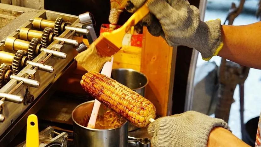 冬天摆摊烤玉米能赚多少钱 (烤玉米一年收入多少钱)