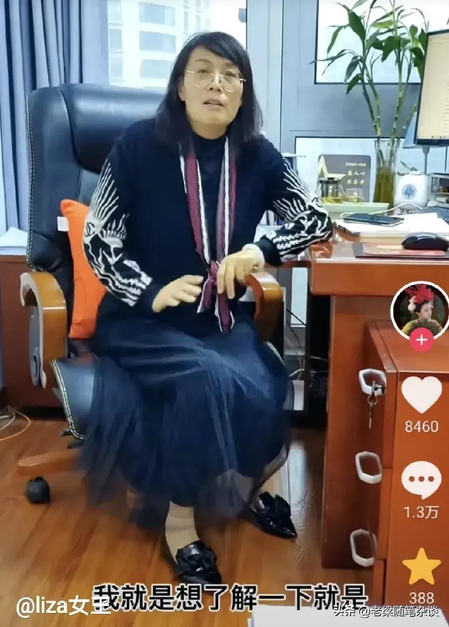 爱心人士为红十字会捐款,爱心人士给红十字会捐赠物资