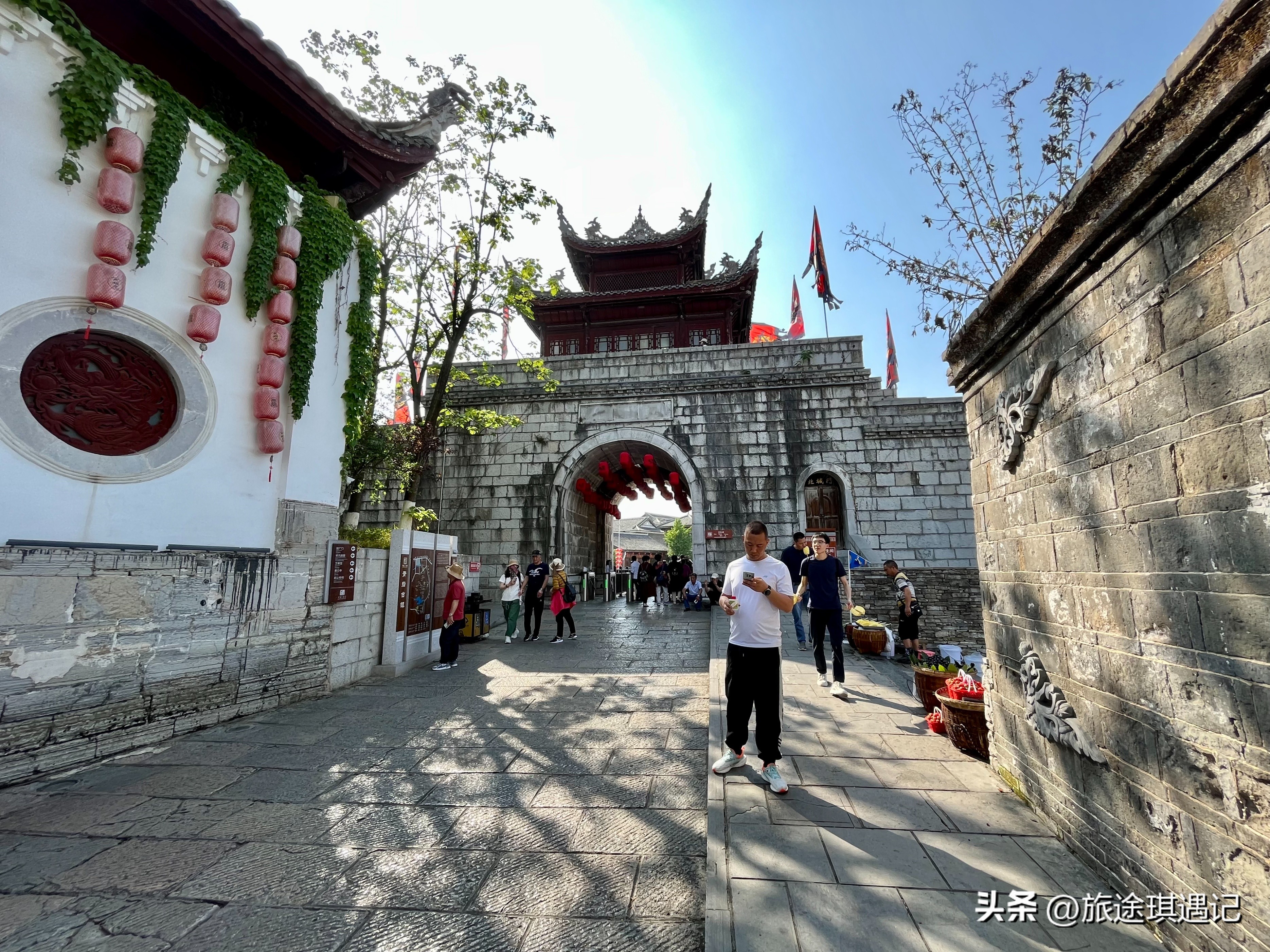 贵阳市5a级景区青岩古镇水果捞,青岩古镇附近的布依古寨
